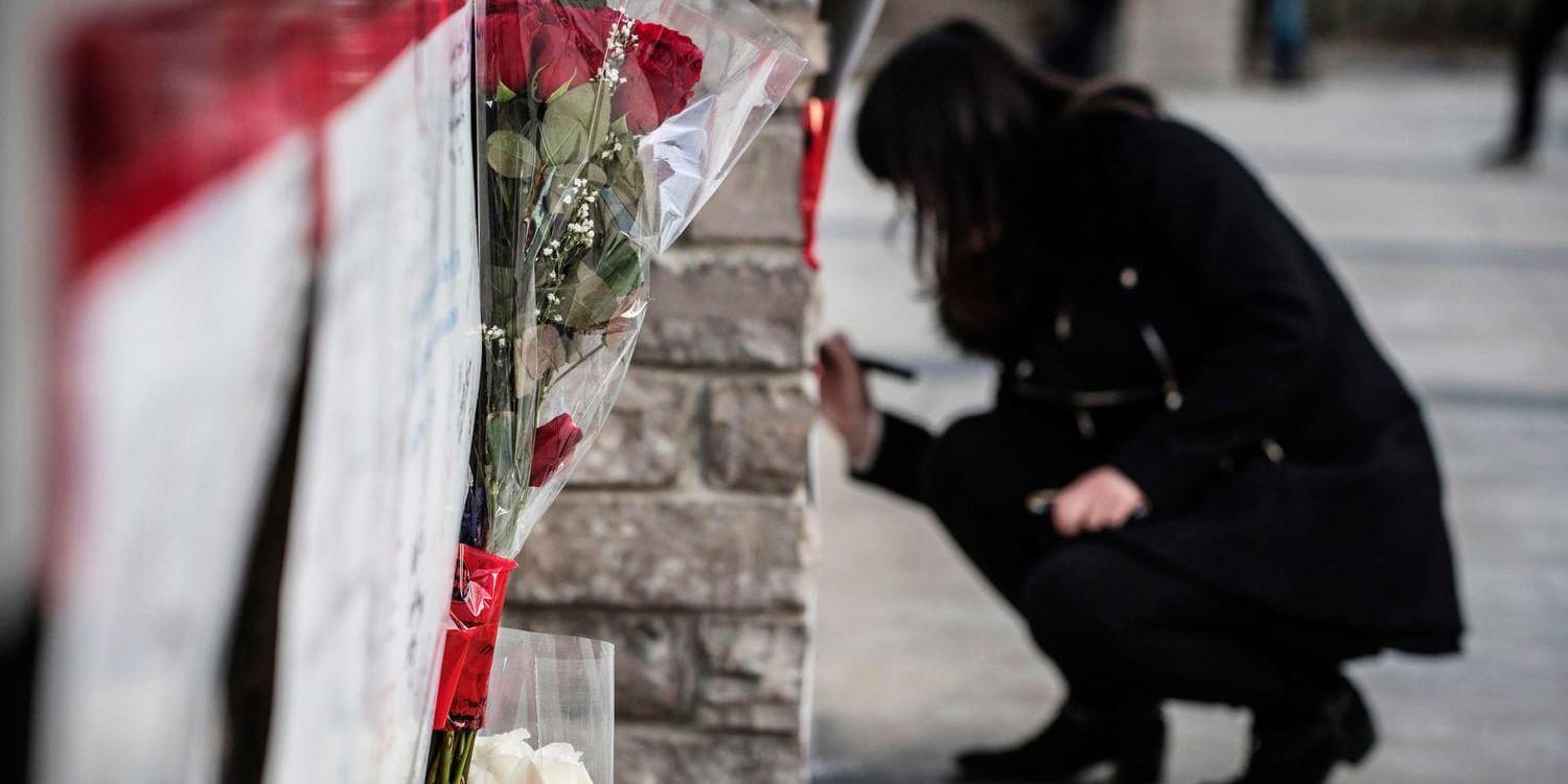 Blommor och hälsningar vid en improviserad minnesplats för offren i Toronto.