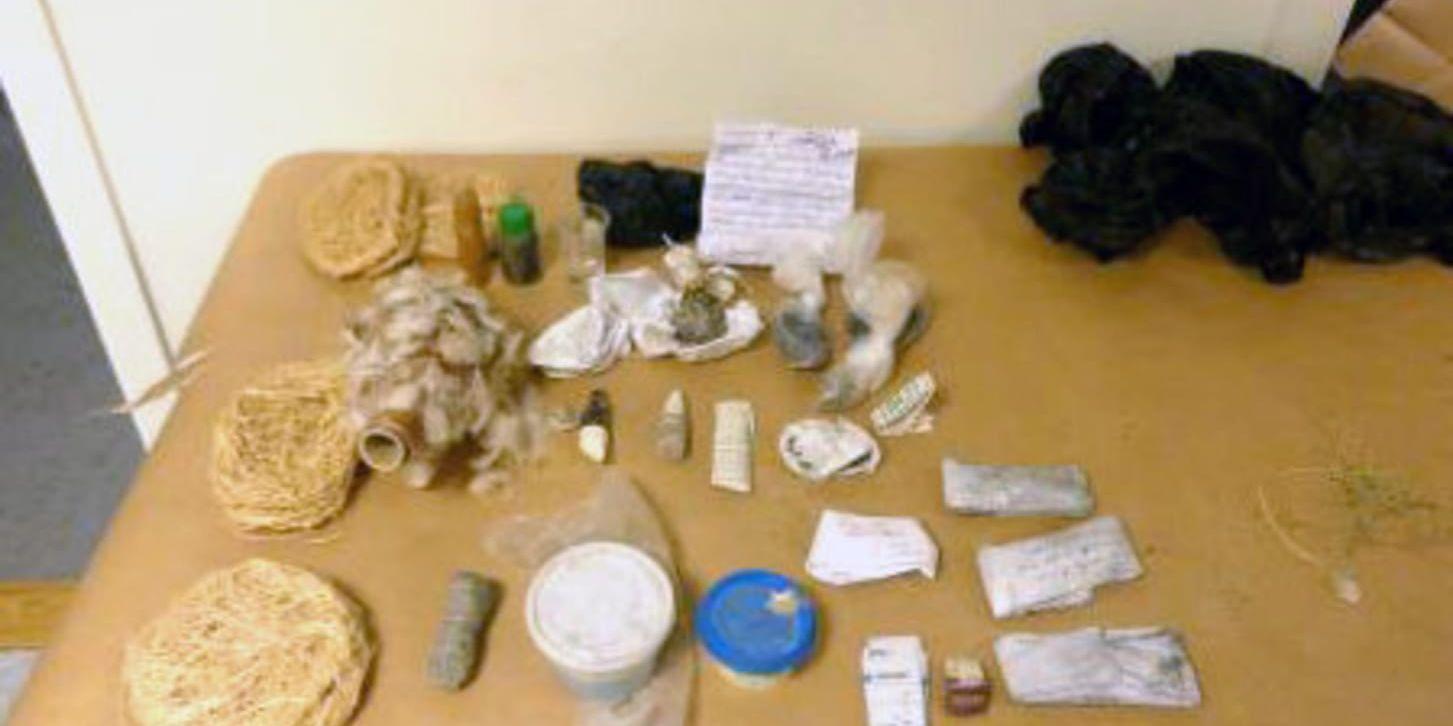 Bilden, som föreställer föremål som används i voodoo, hittades av polisen i en lägenhet i Malmö. Arkivbild.