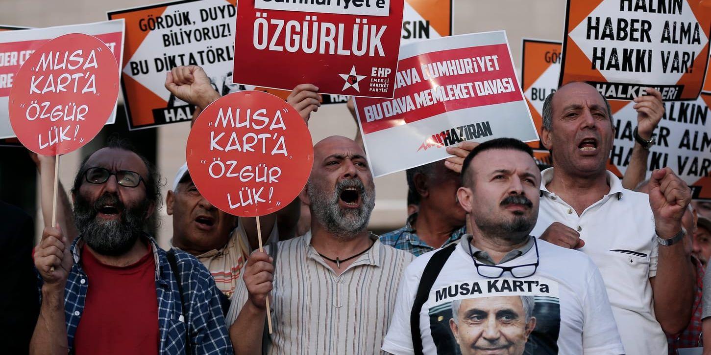 Från sommarens demonstrationer utanför domstolen i Istanbul mot att 17 journalister på den regeringskritiska tidningen Cumhuriyet fängslats.
