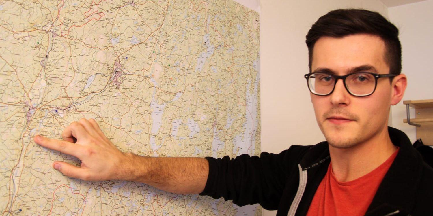 Robert Lundström, miljöenheten vid Hylte kommun, visar på karta var inventeringen påbörjats. Kartnålarna markerar byar där arbetet är klart.