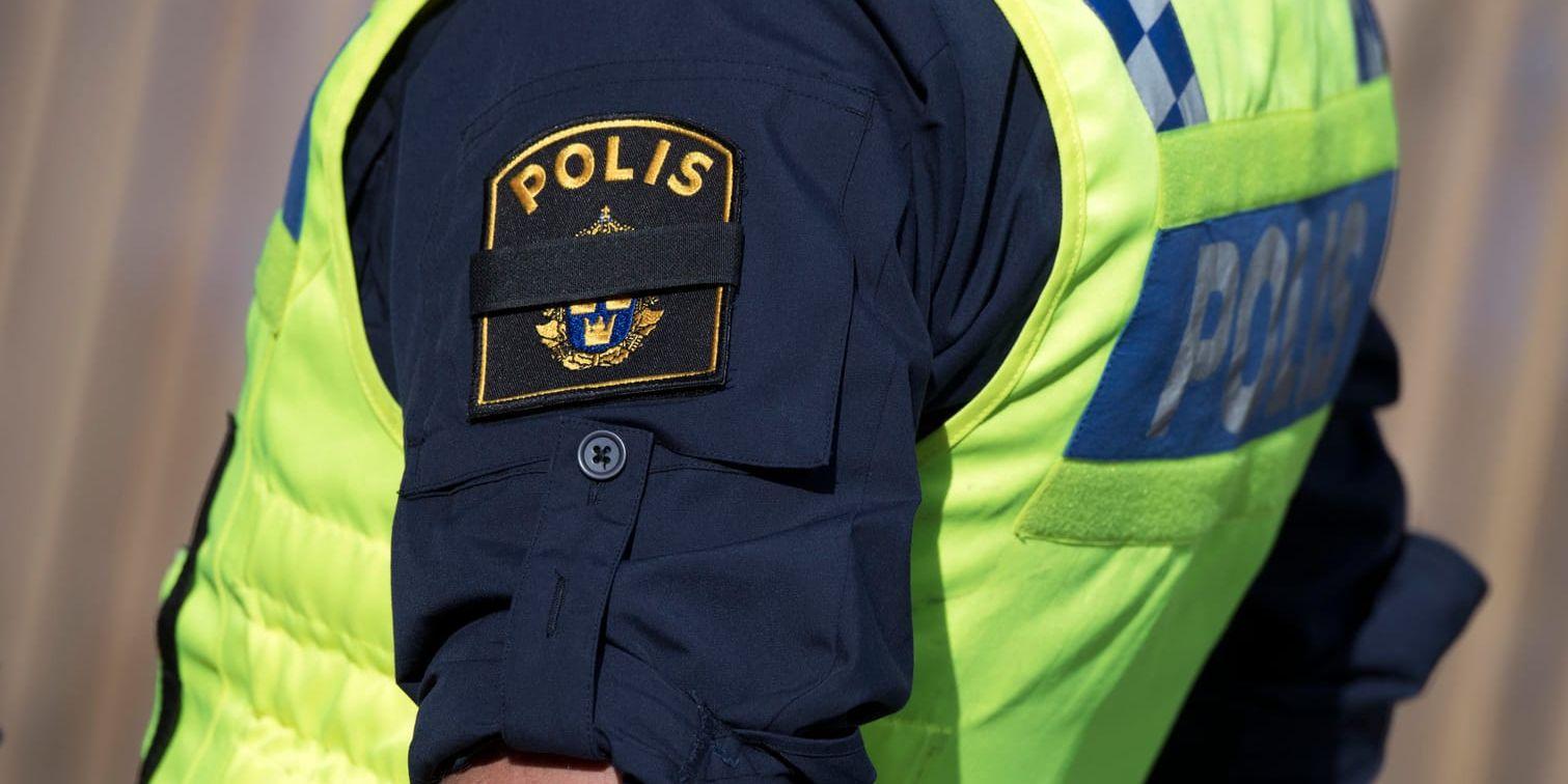 En kvinna har hittats död i en lägenhet på Södermalm i Stockholm. Polisen har gripit en man. Arkivbild.