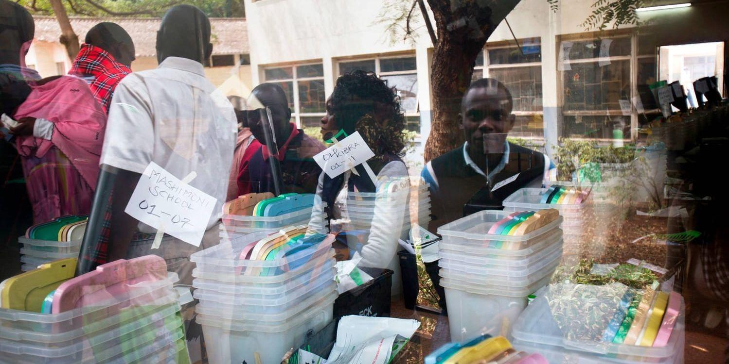 Kenyanska valarbetare i färd med att förbereda valurnor inför dagens val.
