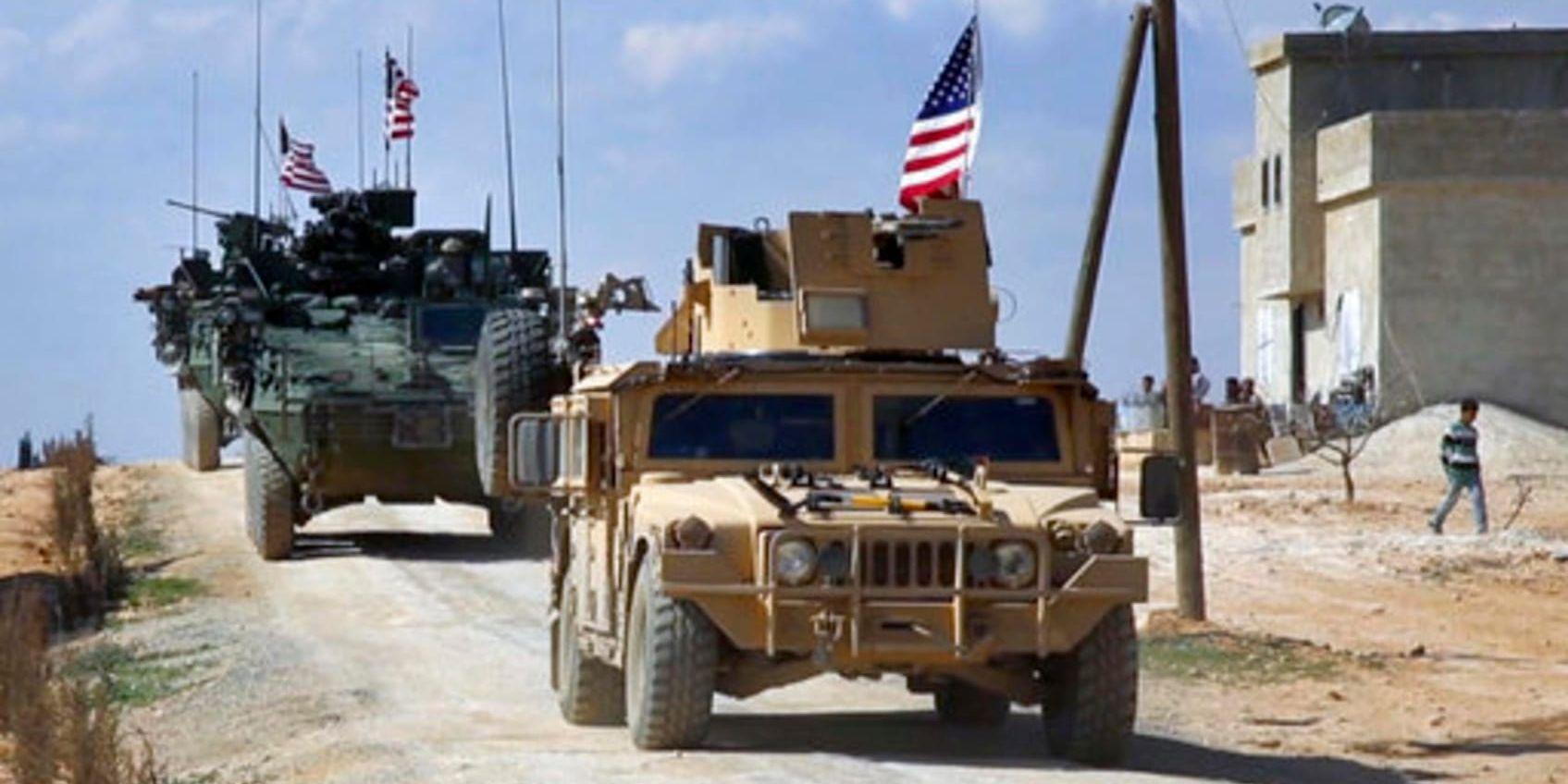 Amerikanska styrkor patrullerar området kring staden Manbij i norra Syrien. Arkivbild.