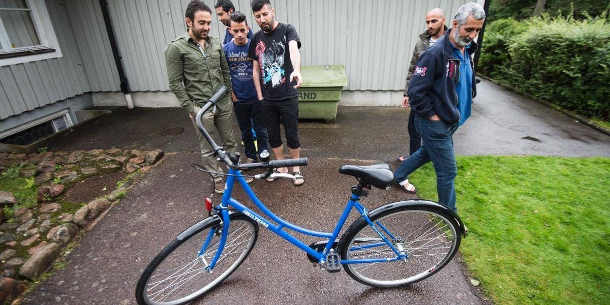 Punktering. Just den här cykeln har fått punktering och behöver lagas, men de asylsökande kan inte ta sig in till stan och köpa det som behövs.