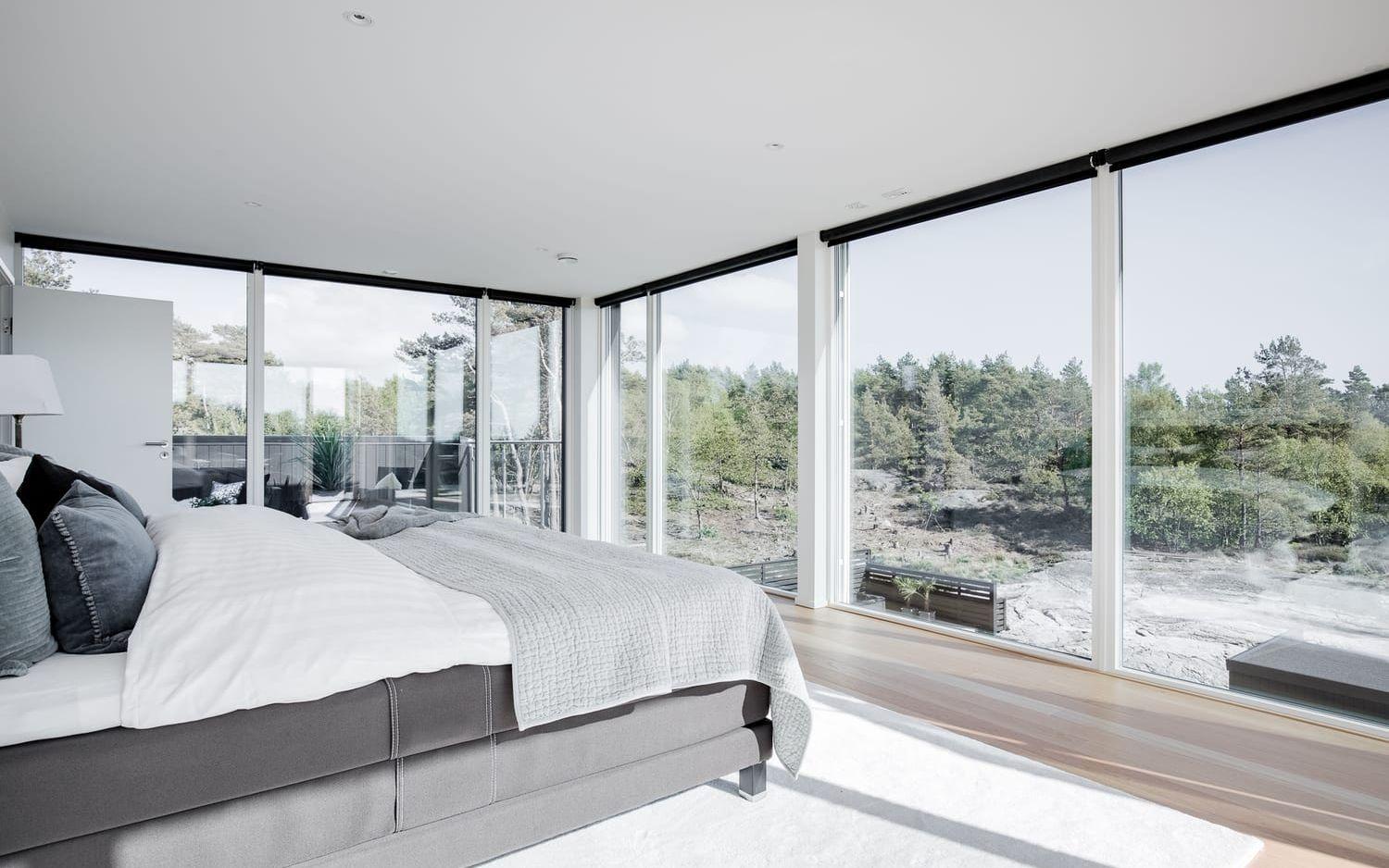 Utsikten kan även åtnjutas från flera av villans sammanlagt fem sovrum. Foto: Hannes Almeräng, Husfoto AB, ESNY Göteborg.