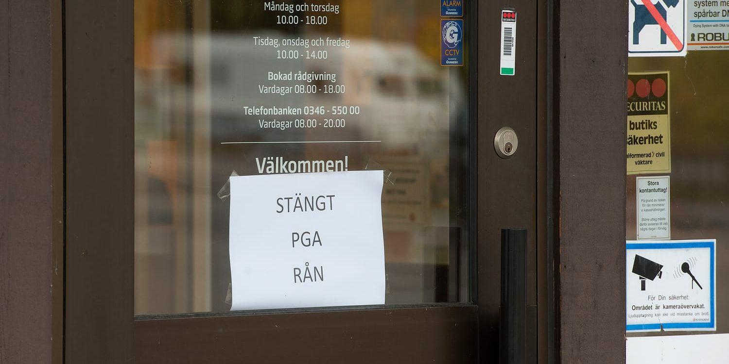 Efter rånet i fredags, en lapp på dörren som meddelar vad som hänt. Bild: Ola Folkesson
