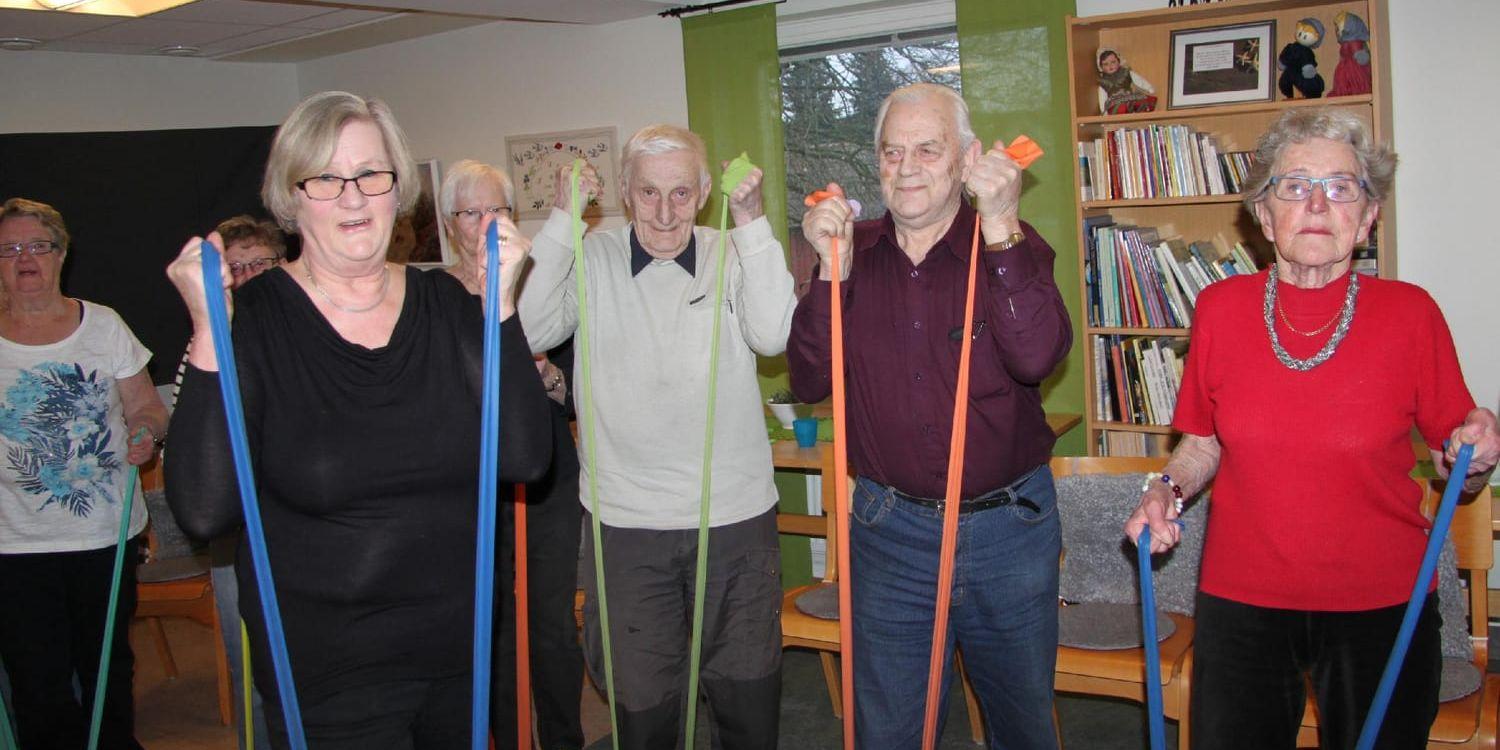 Bevarar rörligheten. I pensionärsgympan på Träffpunkten i Unnaryd gör de äldre balans- och styrkeövningar under ledning av Kerstin Strandqvist.