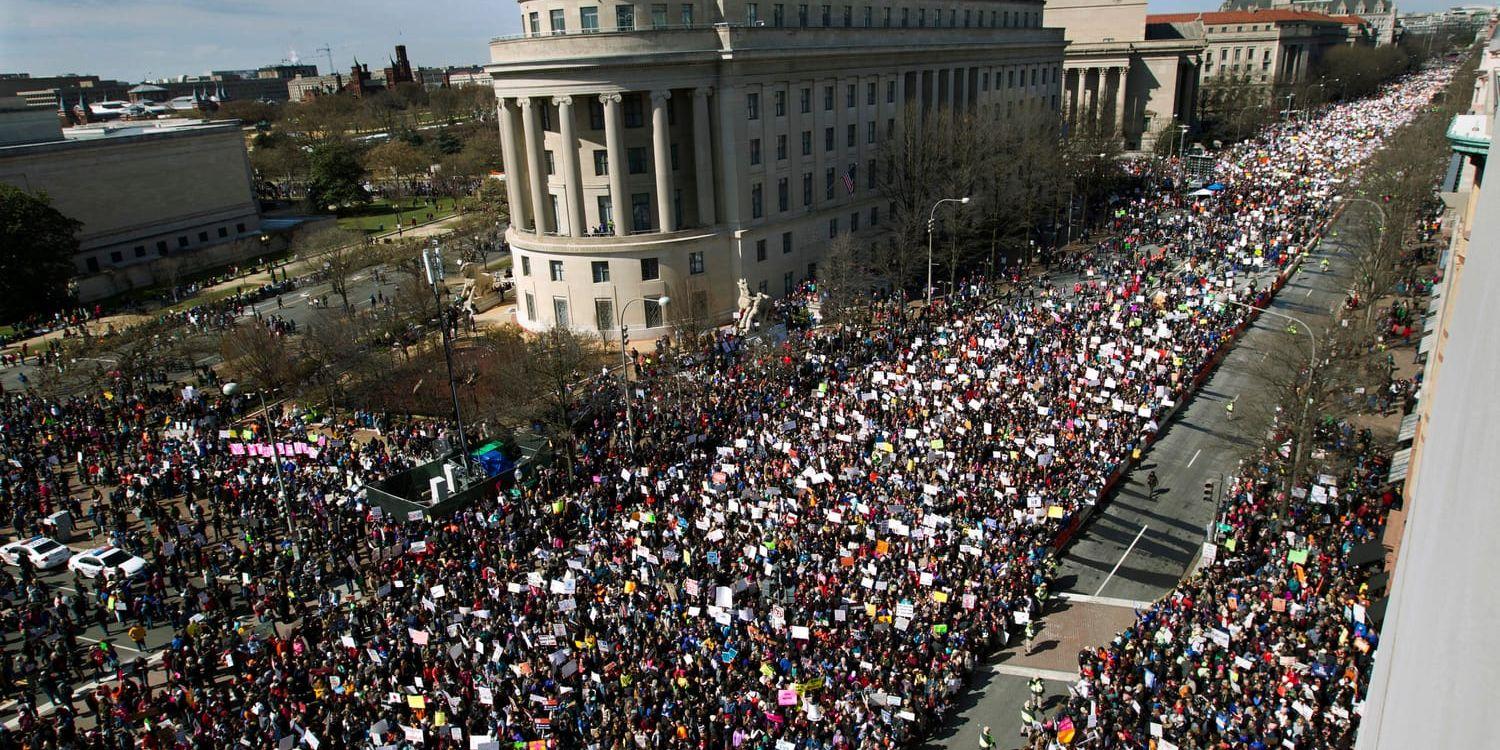 Hundratusentals slöt upp och för att demonstrera under devisen "March för our lives" mot vapenvåld runt om i USA. Störst protest hölls i huvudstaden Washington.