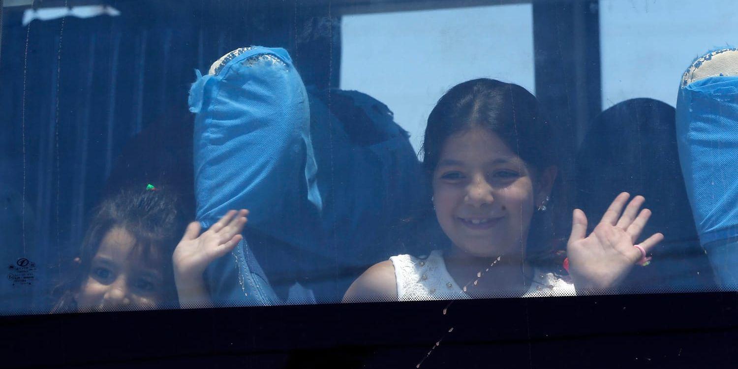 Syriska flyktingfamiljer har samlats i en buss för att resa till tillbaka till Syrien från Libanon som en del i en grupp av tusen flyktingar som fått tillstånd av den syriska regeringen att återvända. Bilden är från 28 juli 2018.