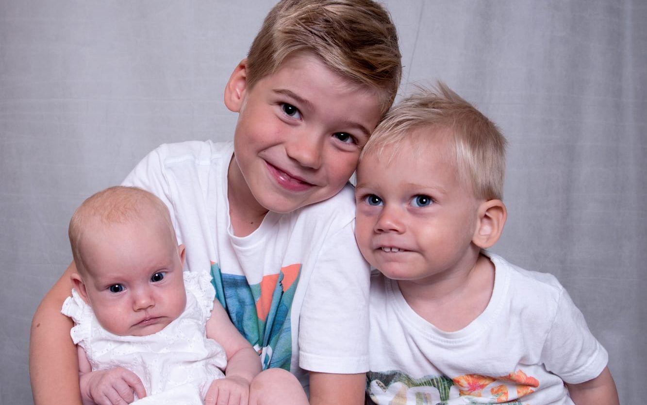Emma och Jonas Landström, Åled fick den 12 maj en flicka som heter Stina. Hon vägde 3410g och var 52cm lång. Syskonen heter Axel och Erik.