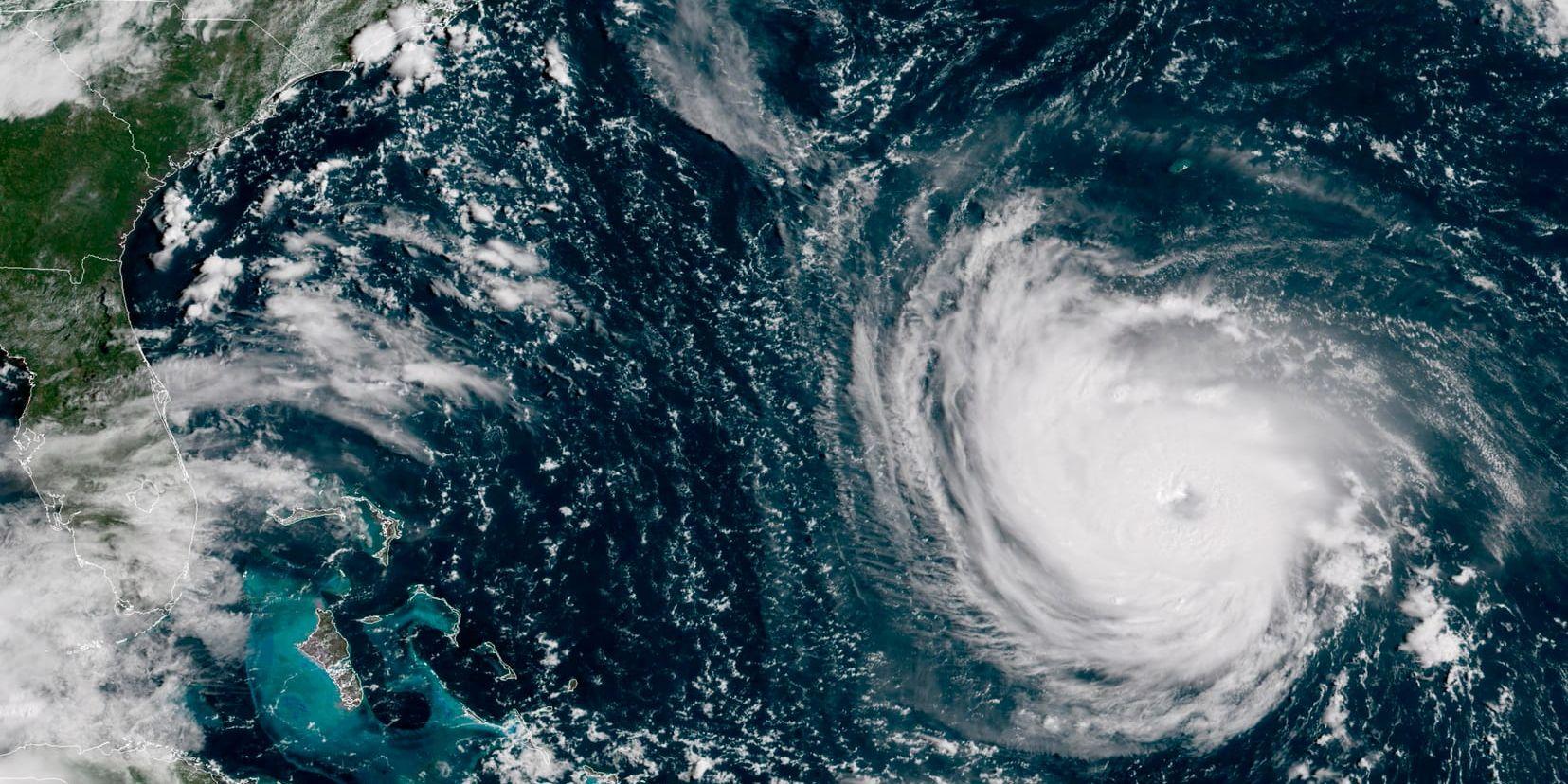 Orkanen Florence, som är uppgraderad till en kategori 4-orkan på en femgradig skala och väntas öka i styrka till nära den högsta nivån, kommer att dra in över USA:s östkust på fredag.