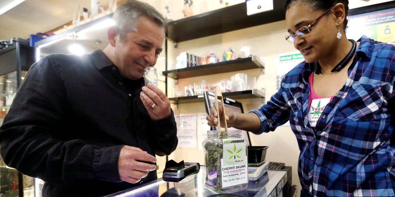 Cannabisentreprenörerna Adam Smith och Brooke Smith i den sistnämndas affär i Portland, Oregon, där drogen är laglig. Snart följer Kanada efter.