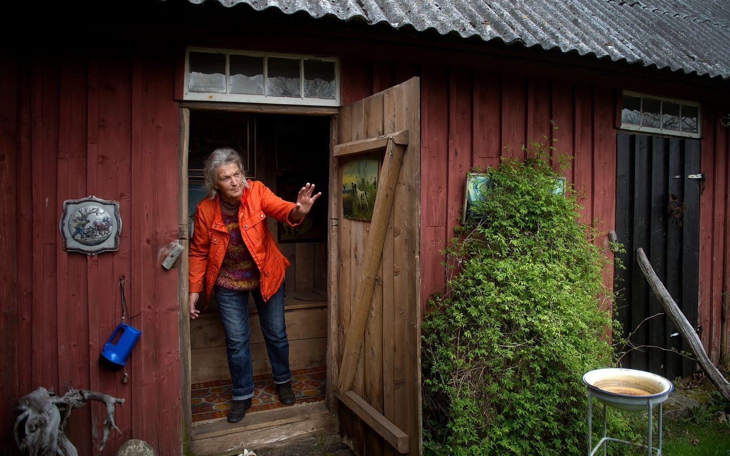 Högsäsong. Så fort vädret tillåter ”öppnar” Linda utedasset och toaletten inne i huset får ta semester. Bild: Lina Salomonsson