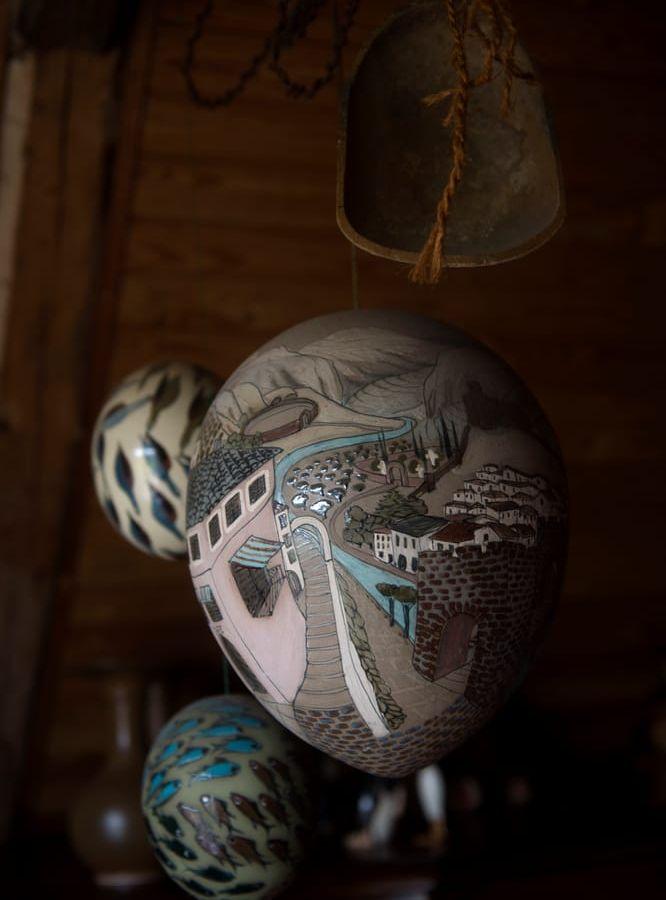 Dekoration. De målade äggen hänger i taket i Lindas sovrum. Bild: Lina Salomonsson
