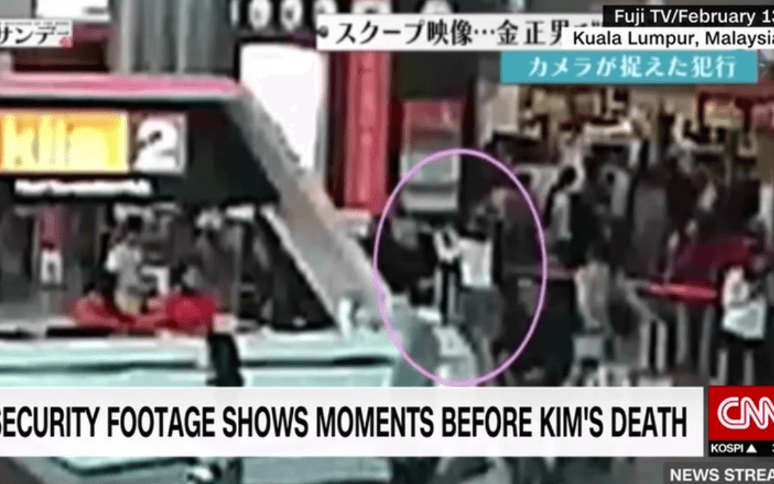 Kvinnan syns promenerandes upp bakom Kim Jong Nam, för att sedan göra en rörelse med armarna över hans huvud. Då skall hon ha sprutat en vätska innehållande gift över den Nordkoreanska diktatorns halvbror. Foto: CNN