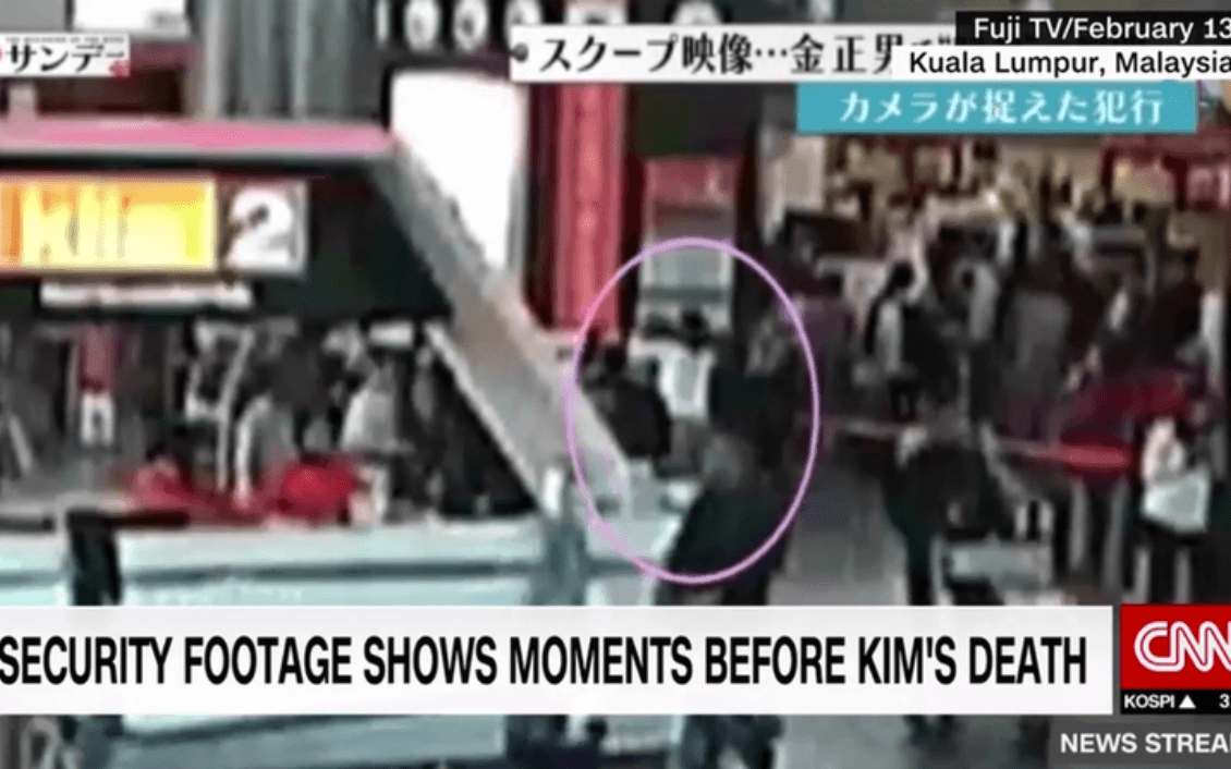 Kvinnan syns promenerandes upp bakom Kim Jong Nam, för att sedan göra en rörelse med armarna över hans huvud. Då skall hon ha sprutat en vätska innehållande gift över den Nordkoreanska diktatorns halvbror. Foto: CNN