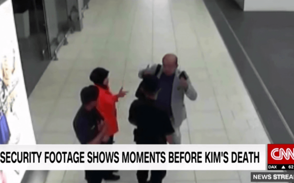 Kort efter händelsen syns Kim Jong-Nam söka upp personal på flygplatsen klagandes över att han fått något över sig. Bara två timmar senare avled han på sjukhus. Foto: CNN