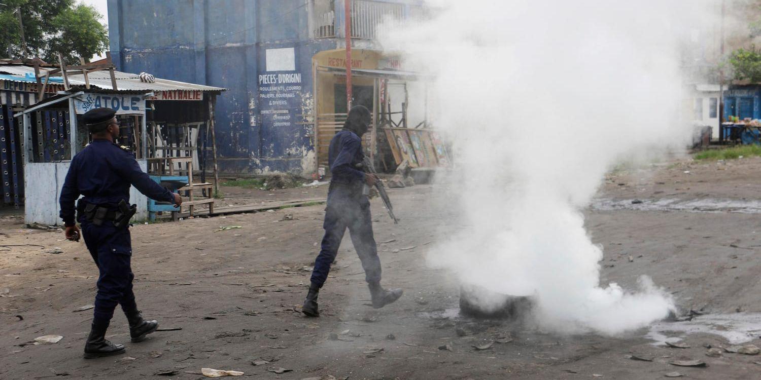 Poliser i Kinshasa under tidigare en demonstration på nyårsafton 2017.