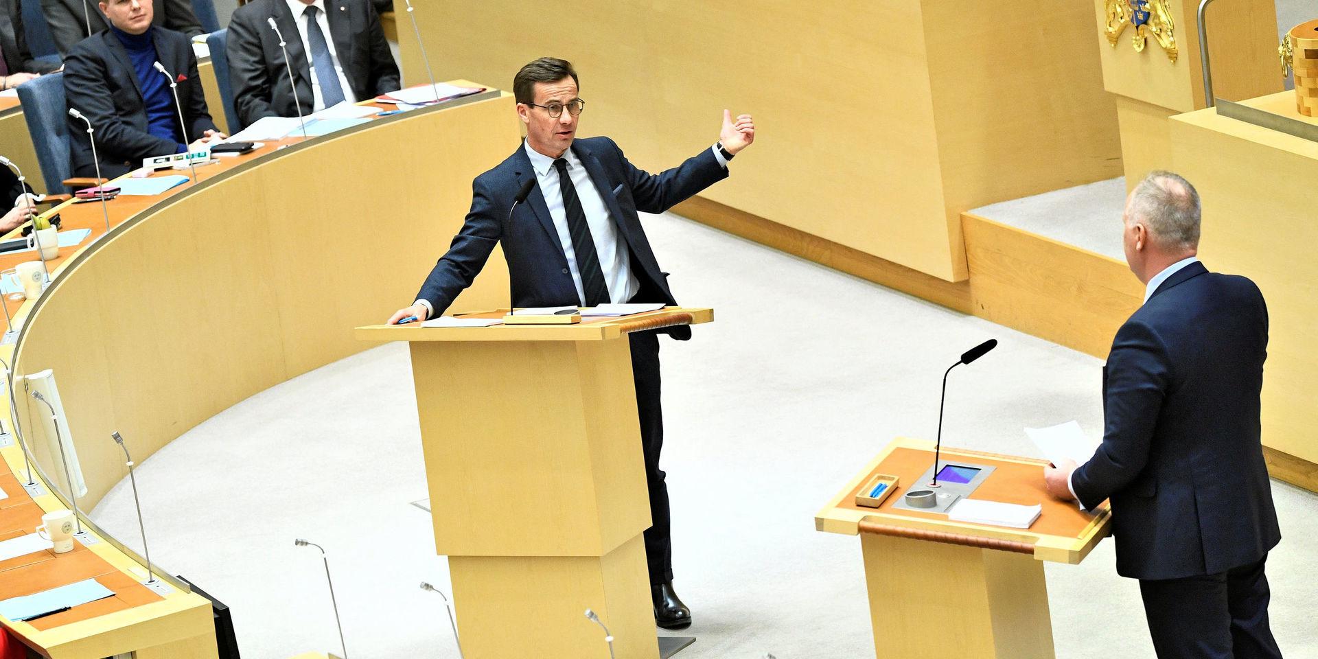 Kan inte komma överens om att avsätta regeringen. Ulf Kristersson (M) och Jonas Sjöstedt (V) i ett replikskifte.