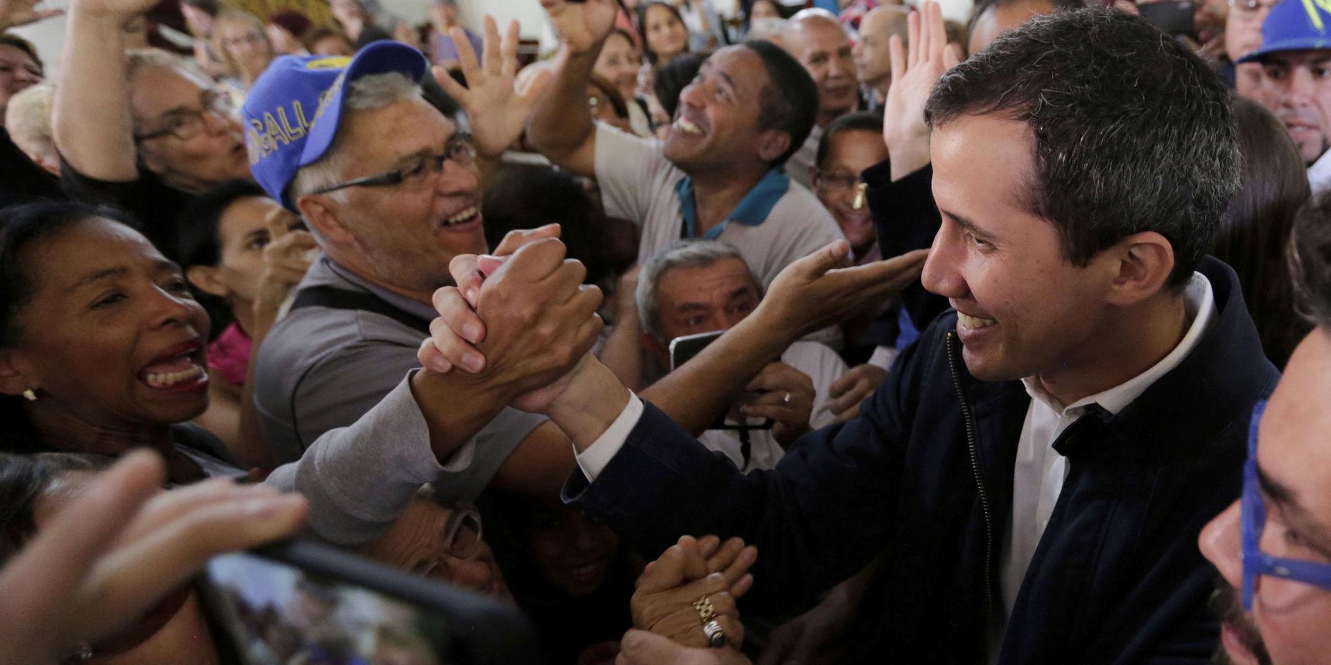 Oppositionsledaren Juan Guaidó kämpar för att avsätta president Nicolás Maduro.