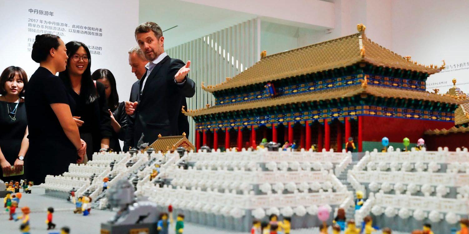 Danske kronprinsen Frederik med en legoskulptur som föreställer den förbjudna staden. Arkivbild.