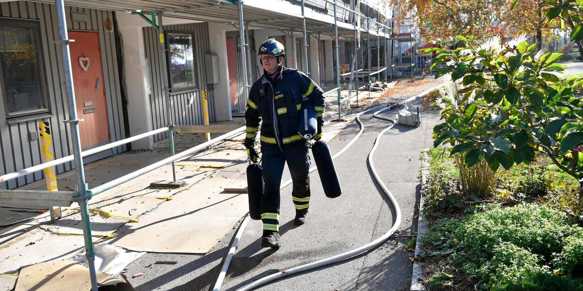 Räddningstjänsten arbetade i flera timmar för att släcka branden i lägenheten.