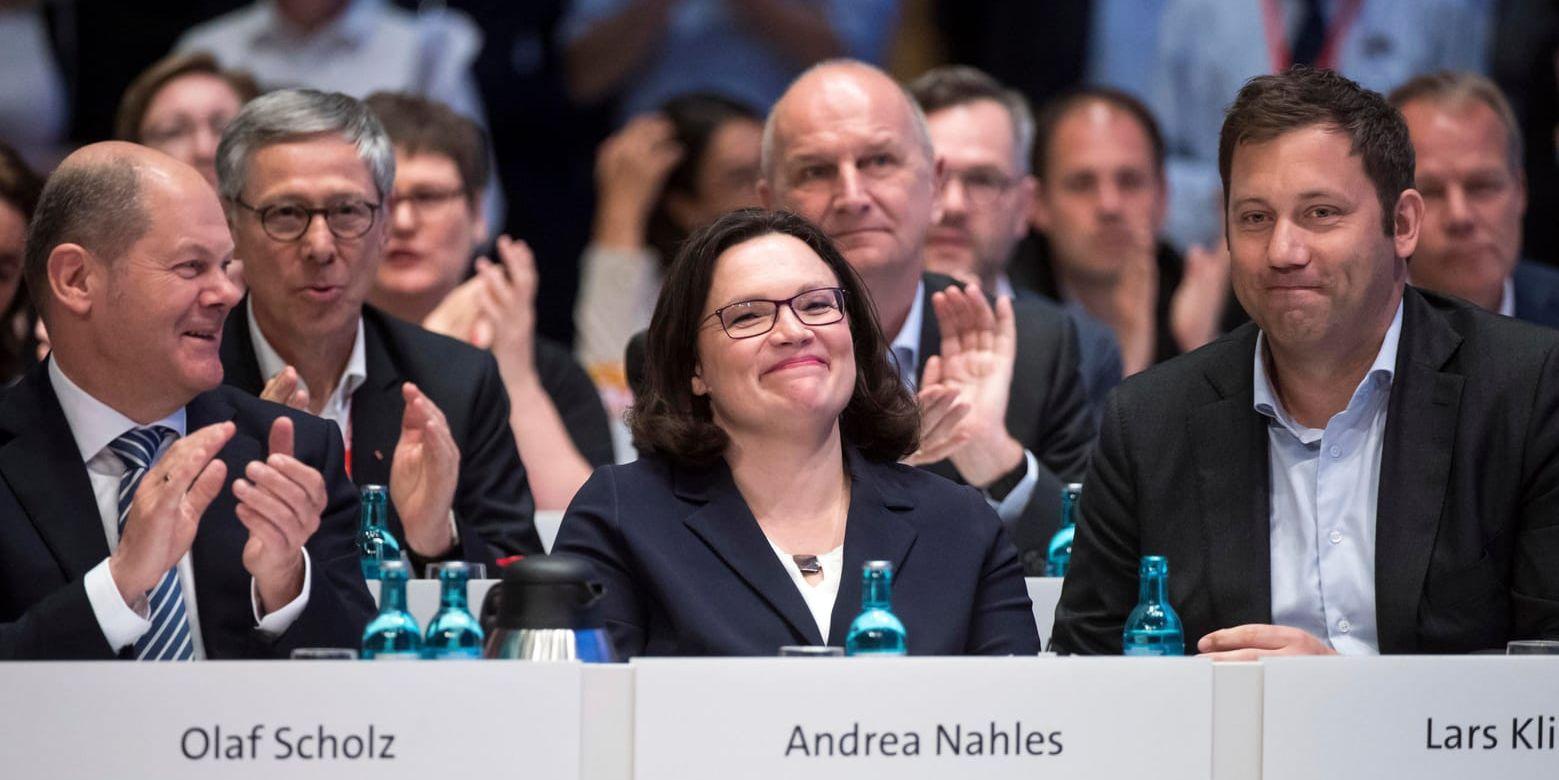 Andrea Nahles (i mitten), flankerade av finansminister Olaf Scholz (till vänster) och generalsekreteraren Lars Klingbeil (till höger) efter omröstningen på SPD-kongressen i Wiesbaden.
