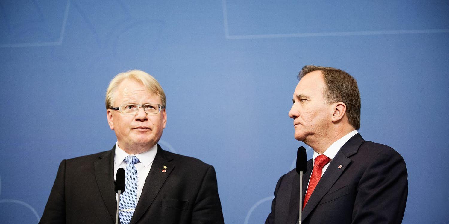 Försvarsminister Peter Hultqvist (S) och statsminister Stefan Löfven (S) fångade på presskonferensen i somras om regeringsombildningen.