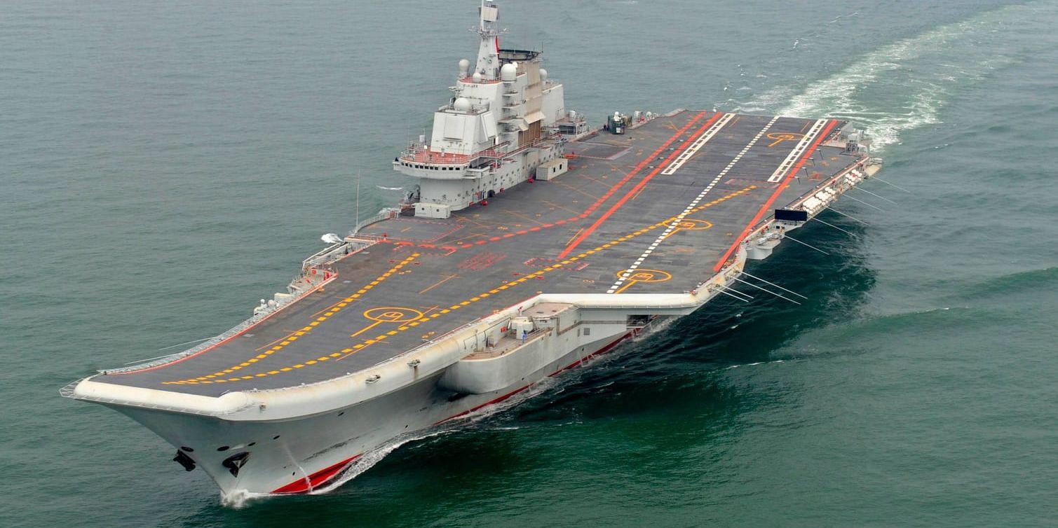Kinas enda hangarfartyg, sovjetbyggda Liaoning. Arkivbild.
