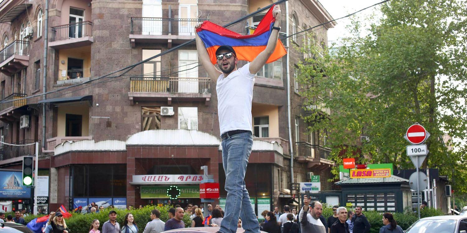 En man i Jerevan firar att Serzj Sargsian avgått som Armeniens premiärminister.