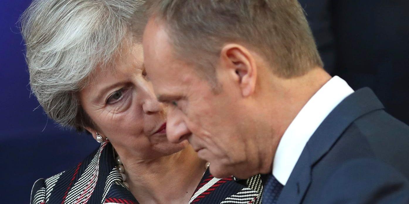 Storbritanniens premiärminister Theresa May och EU:s permanente rådsordförande Donald Tusk vid toppmötet mellan EU och Asien i Bryssel den 19 oktober.