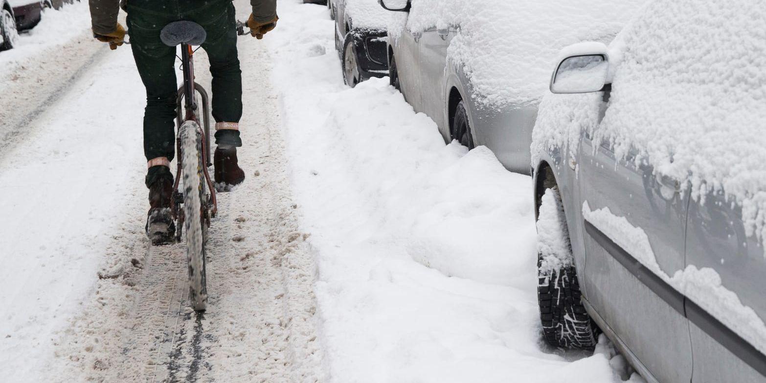 Även cykeln kan behöva byta däck under vinterhalvåret. Arkivbild.