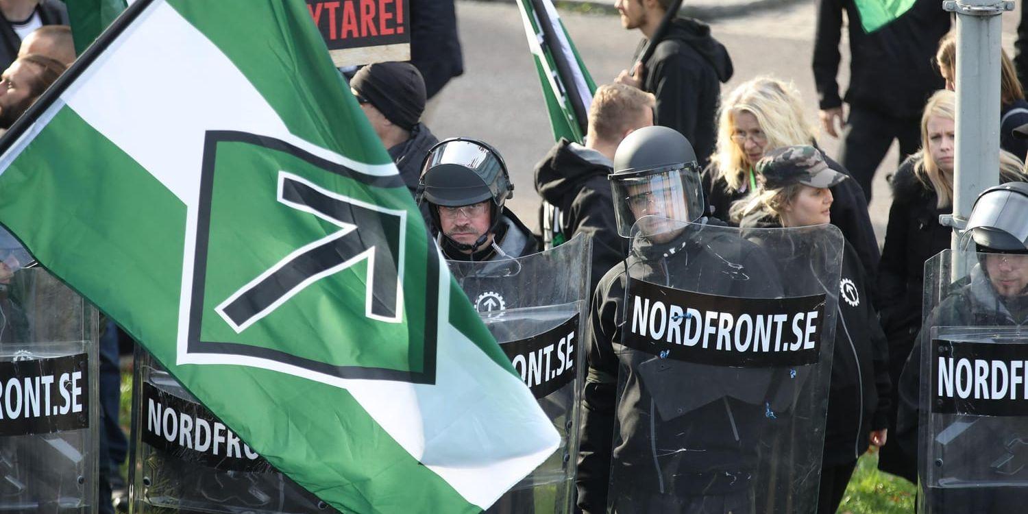 Demonstranter från nazistiska Nordiska motståndsrörelsen den 30 september i Göteborg.