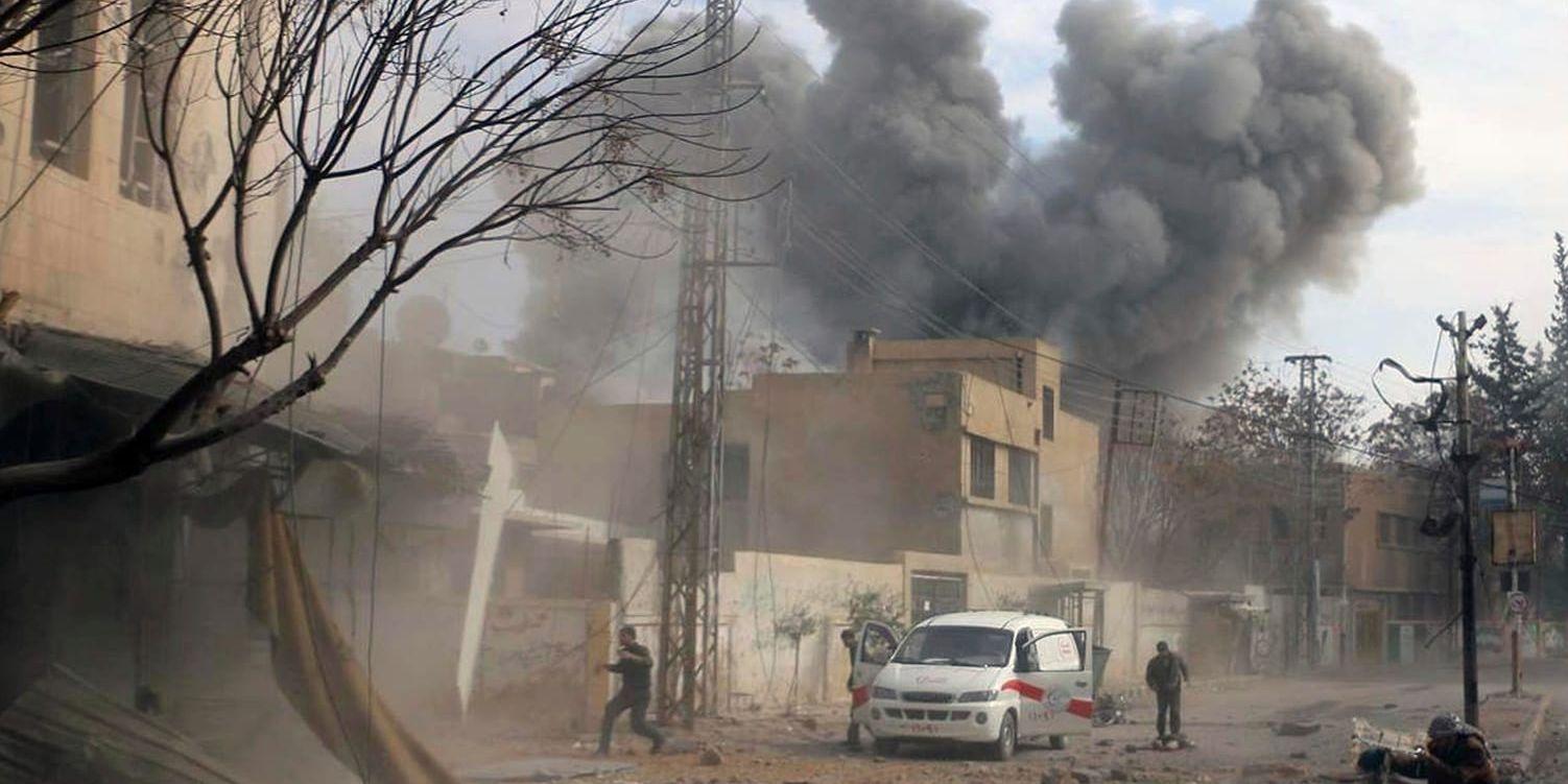 Rök stiger efter ännu en attack mot Ghouta, öster om Syriens huvudstad Damaskus. Bilden är från 8 februari.