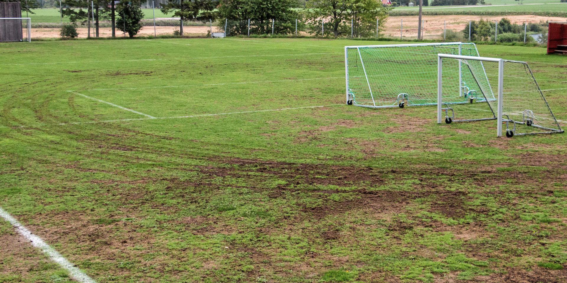 Någon har förstört gräsmattan på B-planen på Veinge idrottsplats.