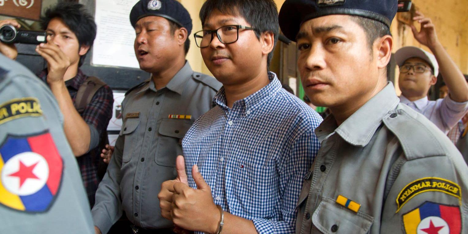 Reuters journalisten Wa Lone eskorteras till rättegång av polis. Arkivbild.
