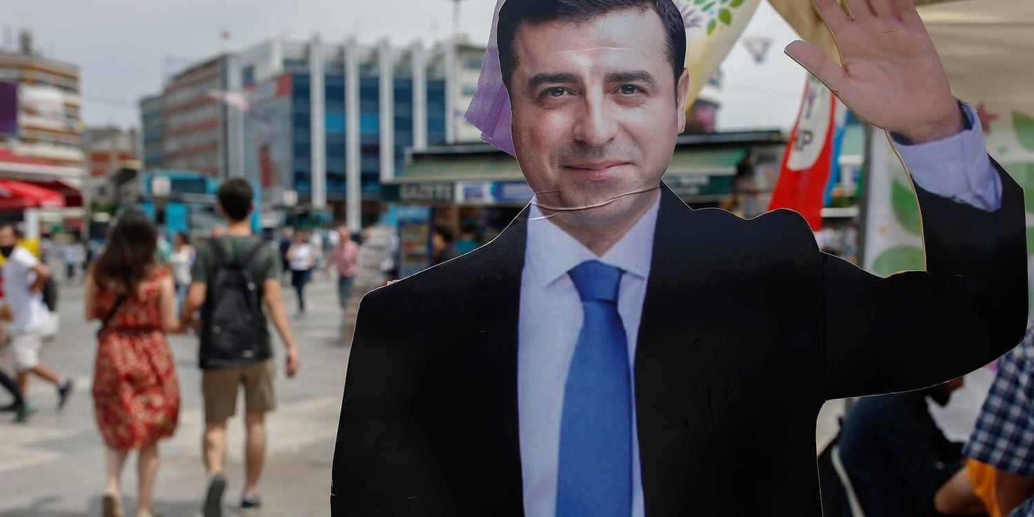 En pappfigur av oppositionsledaren Selahattin Demirtas har ställts upp i Istanbul, Turkiet.