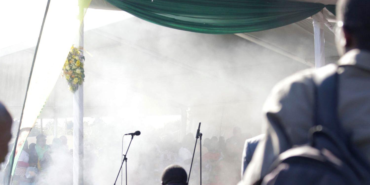 Rök spred sig på platsen för explosionen i staden Bulawayo.
