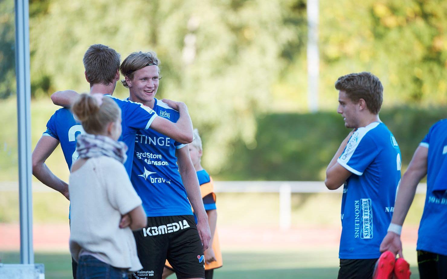 Straffspecialist. Alexander Berntsson blev matchvinnare mot Djurgården genom att sätta matchens enda mål på straff. Här klappas han om av mittbackskollega Marcus Johansson.