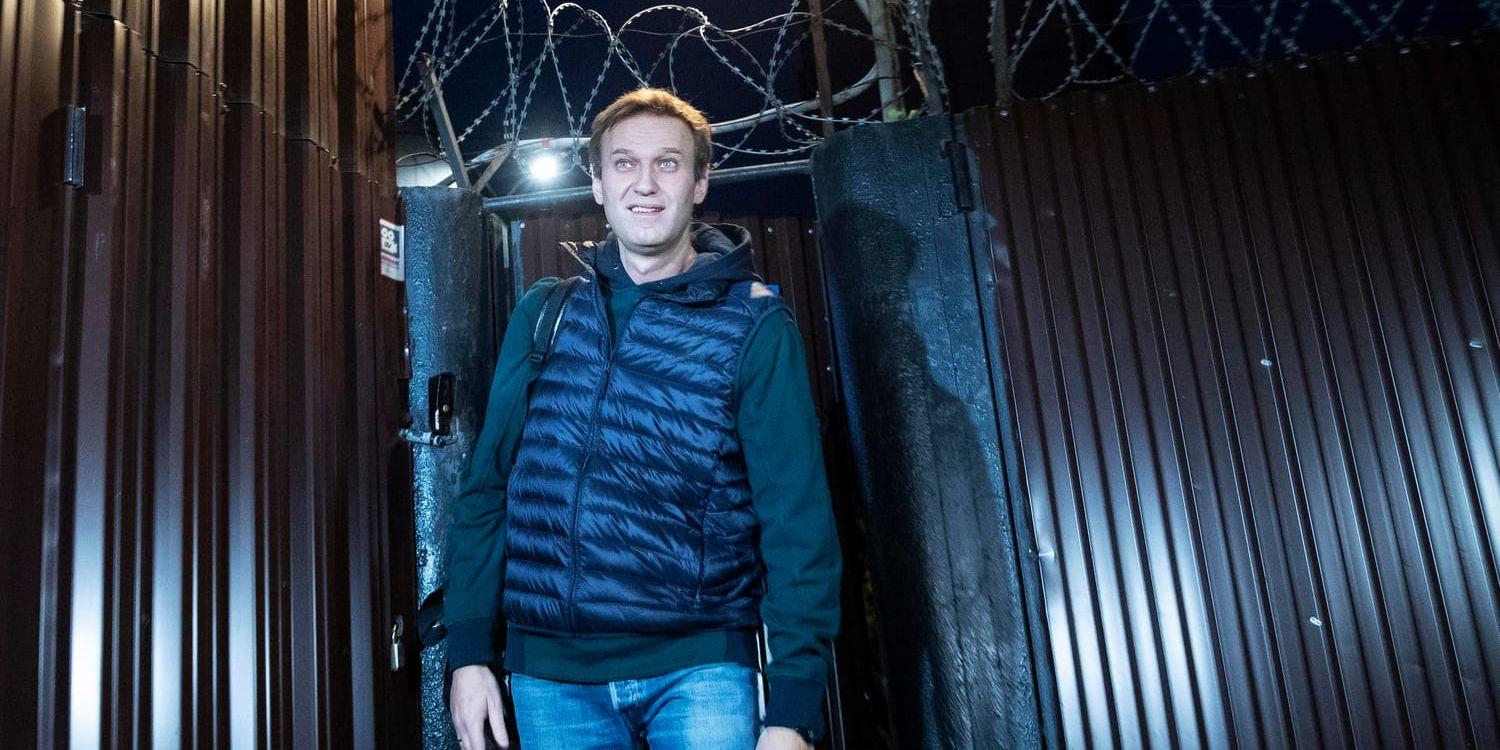 Aleksej Navalnyj lämnar fängelset i Moskva.