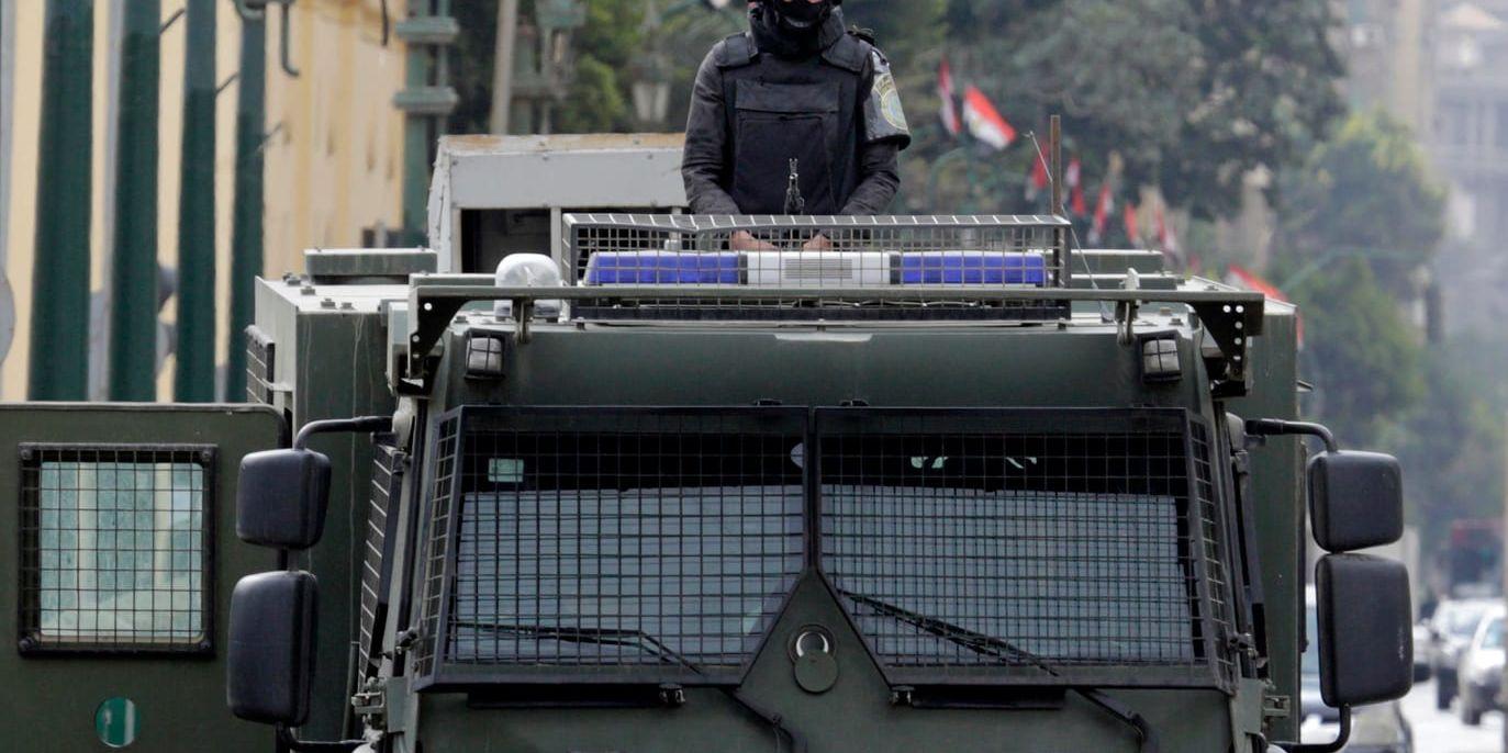 Egyptisk polis patrullerar i Kairo. Arkivbild.