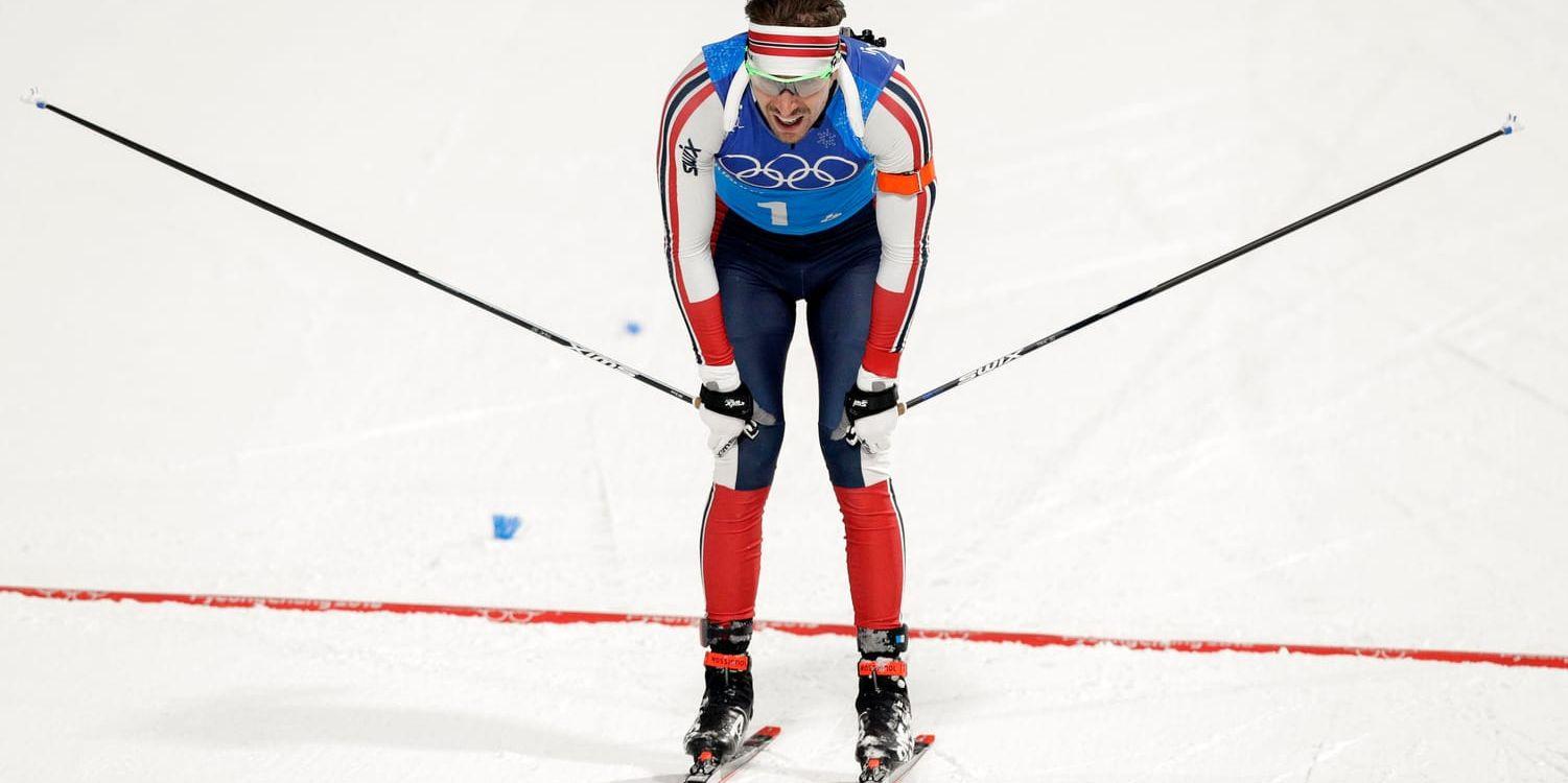 Emil Hegle Svendsen korsar mållinjen som silvermedaljör i skidskyttestafetten.