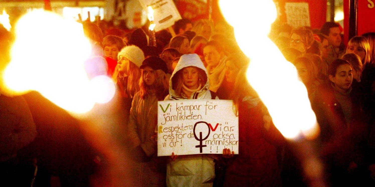 Internationella kvinnodagen – stor i stora delar av världen. På bilden en manifestation från Stockholm år 2002. Arkivbild.