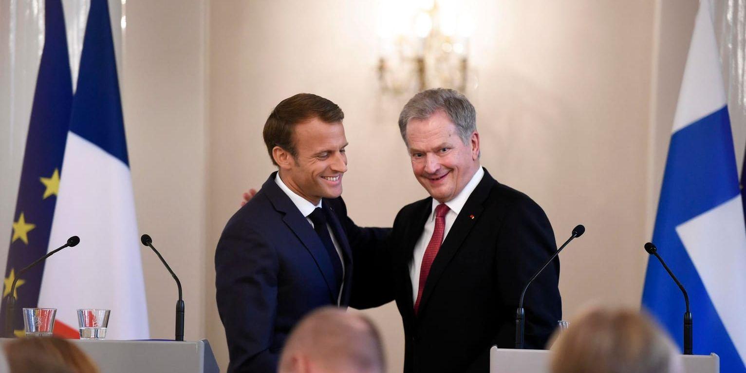 Inför mötet mellan Frankrikes president Emmanuel Macron, till vänster, och den finska kollegan Sauli Niinisto beslutade Helsingfors att gå med i Macrons försvarsklubb, rapporterar tidningen Yle. Macron önskar även se Sverige som medlem.