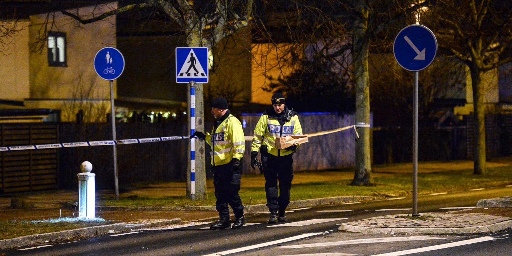 Två poliser undersöker övergångsstället i Landskrona där två personer blev påkörda av en polis i januari 2016. Även hovrätten anser att polismannen gjorde sig skyldig till vållande till annans död och vållande till kroppsskada. Arkivbild.
