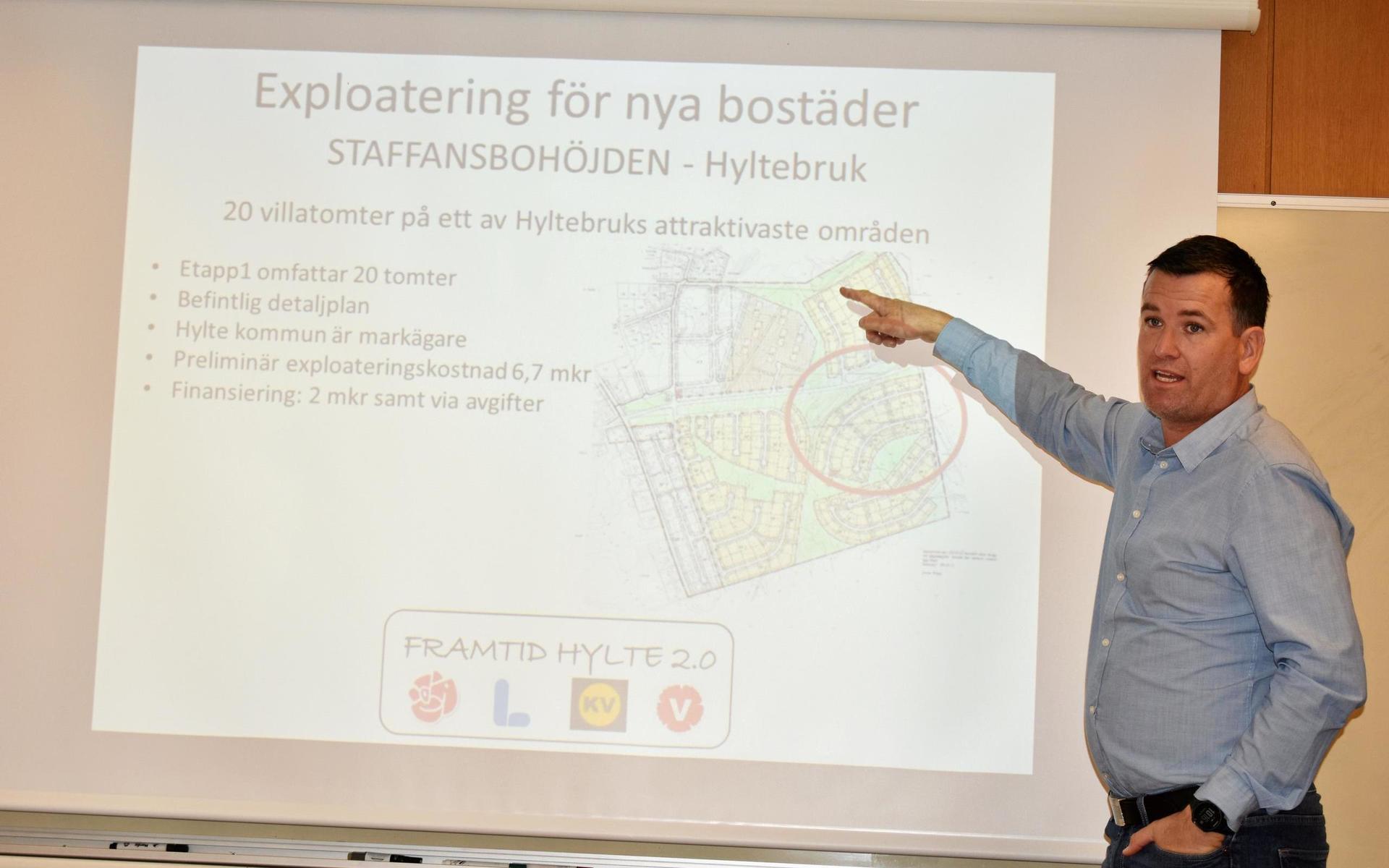 Ronny Löfquist (S) berättar om det kommande bostadsområdet Staffansbohöjden i Hyltebruk.
