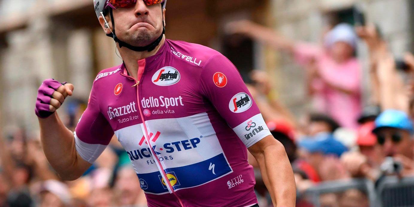 Elia Viviani firar att han fick åka över mållinjen först av alla, för tredje gången i årets Giro d'Italia.