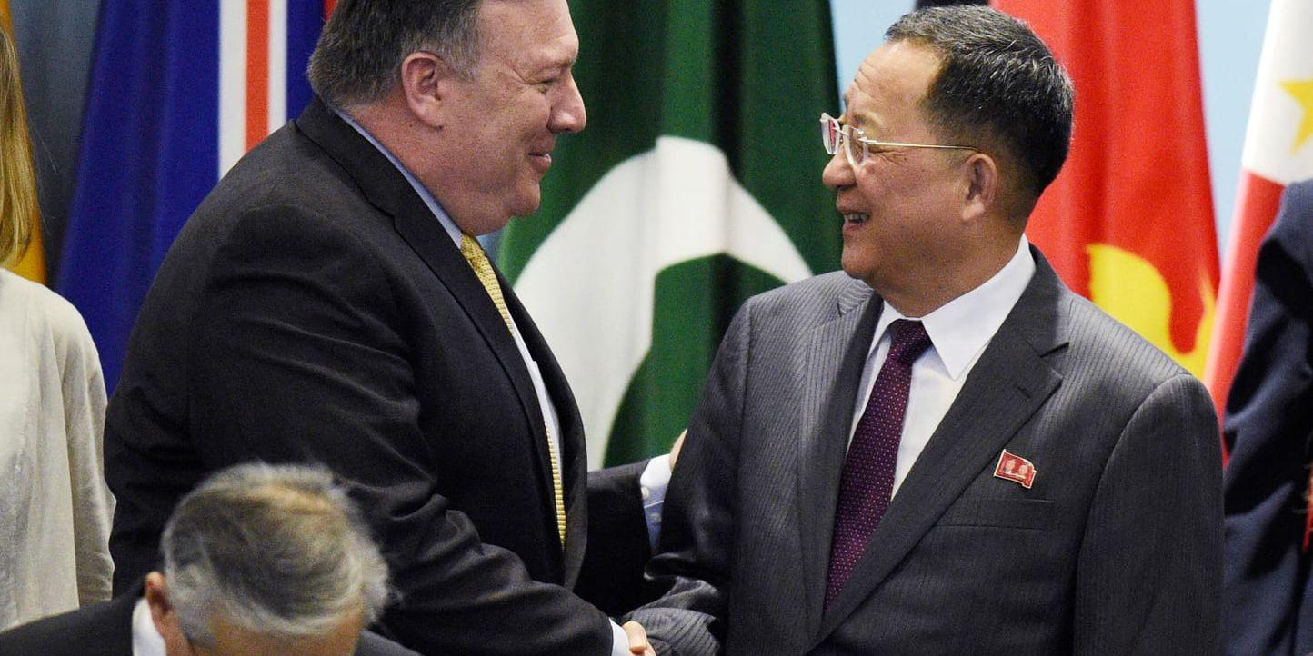 USA:s utrikesminister Mike Pompeo hälsar på sin nordkoreanske kollega Ri Yong-Ho i Singapore i början av augusti. Nu hoppas Pompeo på ett nytt möte i New York i nästa vecka.