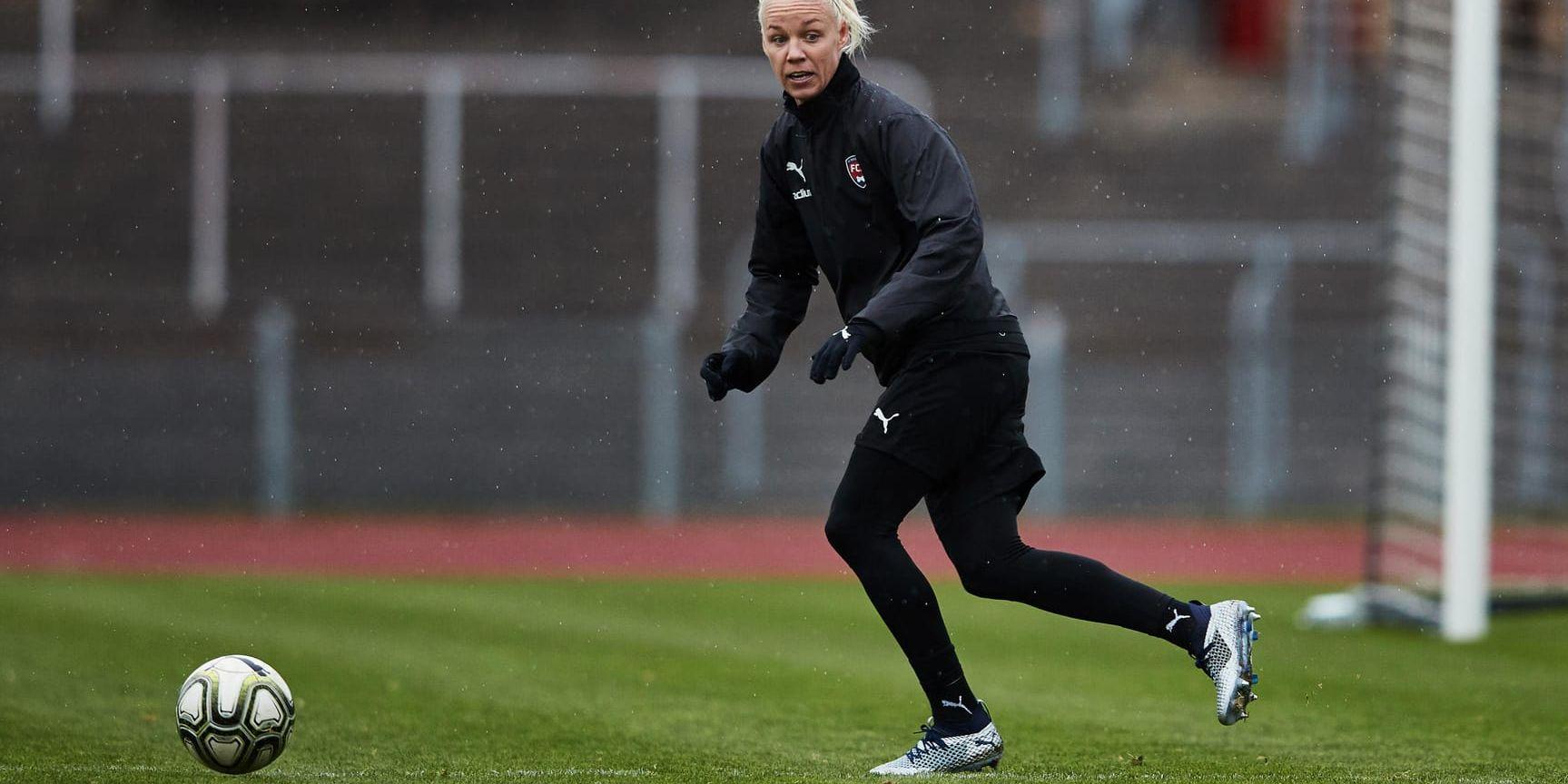 Rosengårdskaptenen Caroline Seger och hennes lagkamrater genomförde sista träningspasset inför lördagens guldstrid i regn på Malmö stadion.