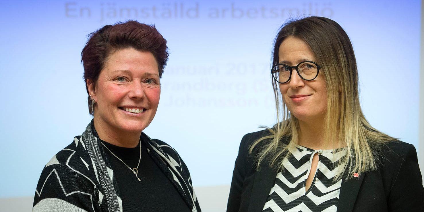Förskolepersonal måste få arbetskläder av kommunen för att kunna utföra sitt jobb, menar Lenita Strandberg och Krissi Johansson (S).